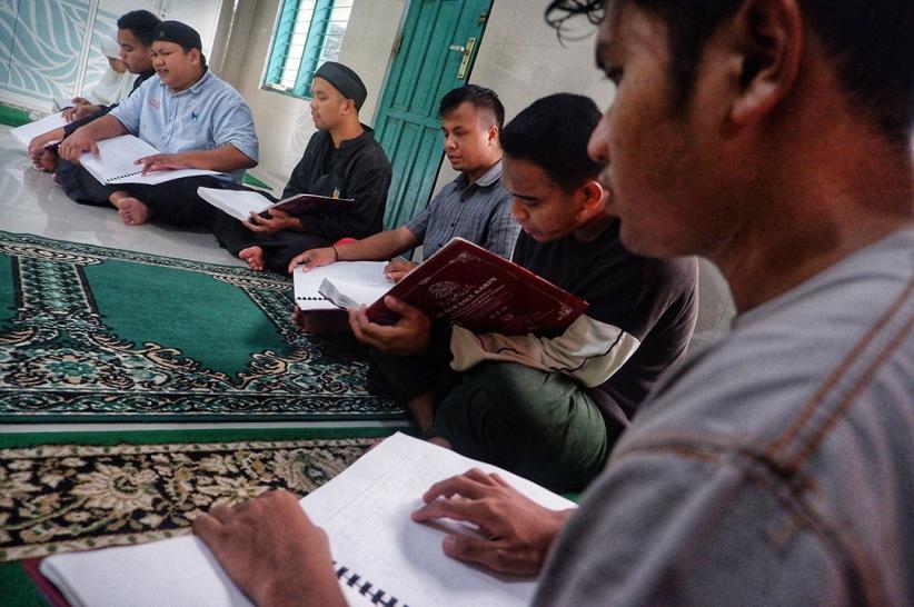 Potret Penyandang Disabilitas Membaca Alquran Huruf Braille - Bagian 1