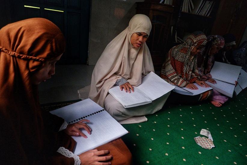 Potret Penyandang Disabilitas Membaca Alquran Huruf Braille - Bagian 3