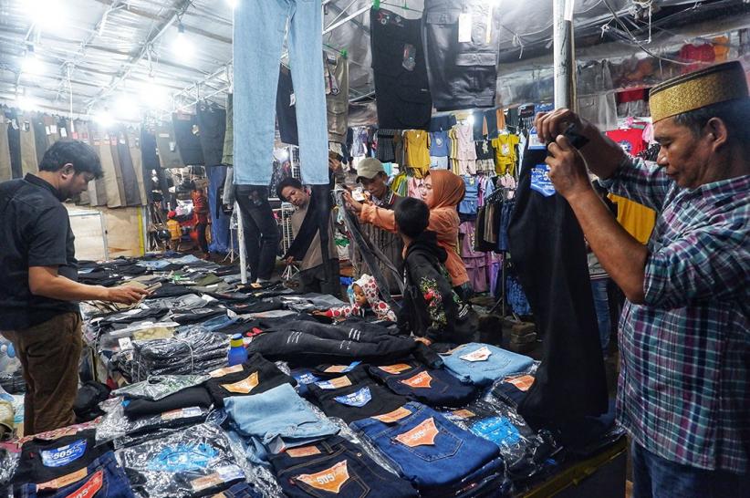 Memilih Baju Lebaran di Pasar Malam Masjid Al Markaz Al Islami Makassar - Bagian 1