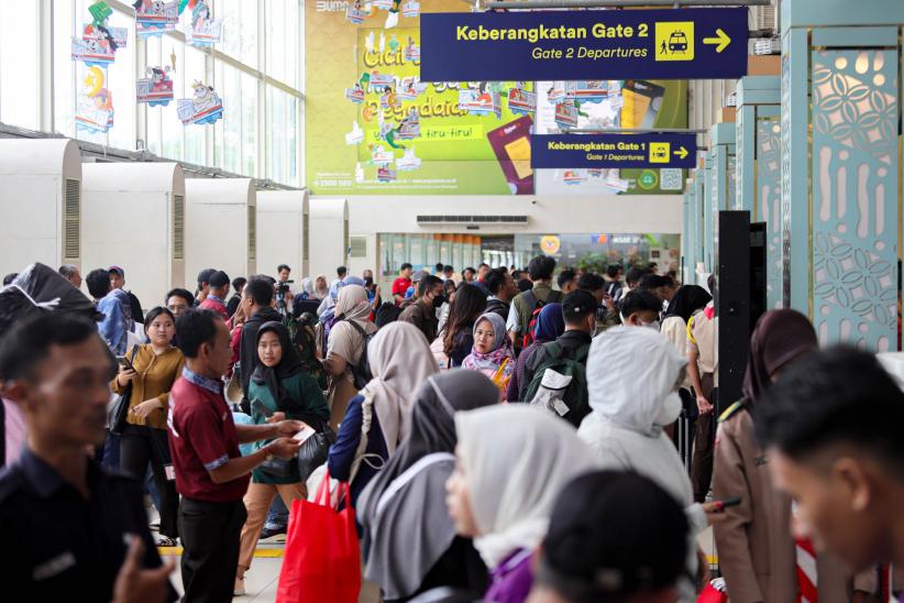 Suasana Stasiun Pasar Senen Dipadati Pemudik H-5 Jelang Idul Fitri 1446 H - Bagian 1