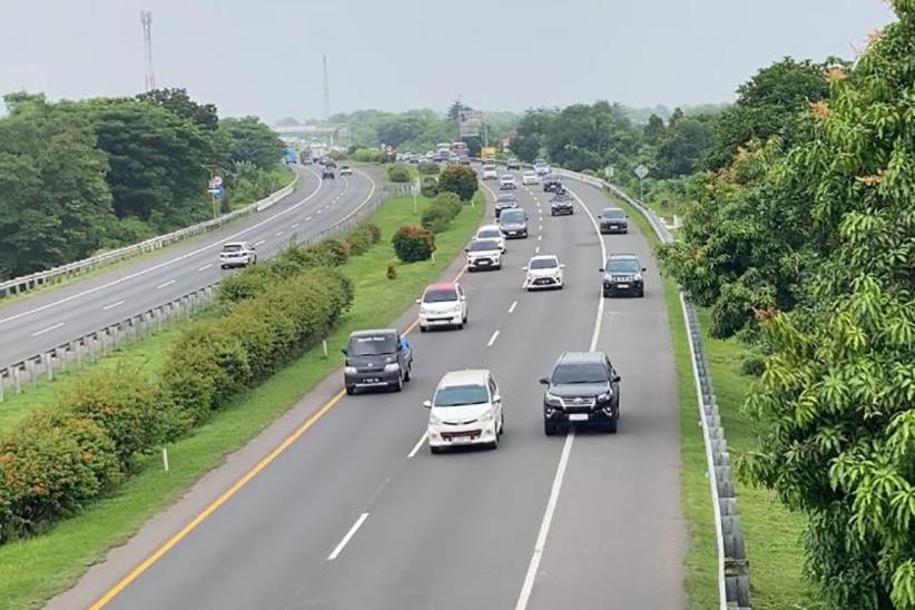 Suasana Tol Cipali Padat Merayap Didominasi Pemudik dari Jakarta - Bagian 2