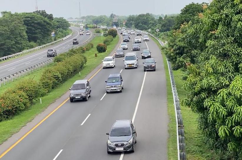Suasana Tol Cipali Padat Merayap Didominasi Pemudik dari Jakarta - Bagian 1