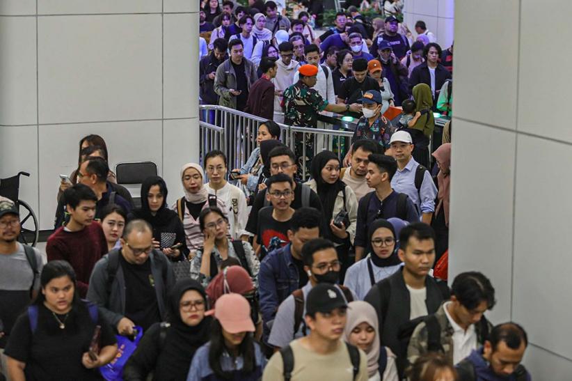 Pemudik Membeludak, Pulang Kampung Naik Kereta Cepat Whoosh  - Bagian 1