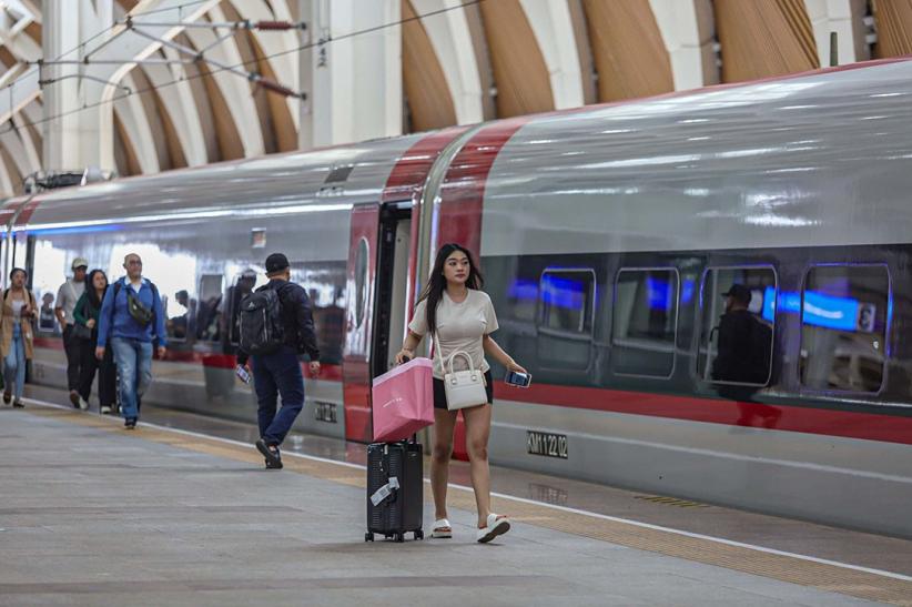 Pemudik Membeludak, Pulang Kampung Naik Kereta Cepat Whoosh  - Bagian 6