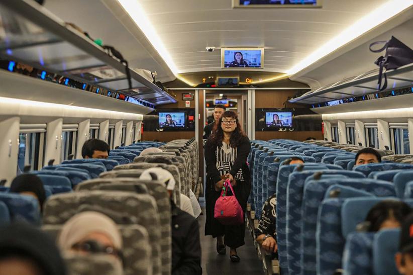 Pemudik Membeludak, Pulang Kampung Naik Kereta Cepat Whoosh  - Bagian 8