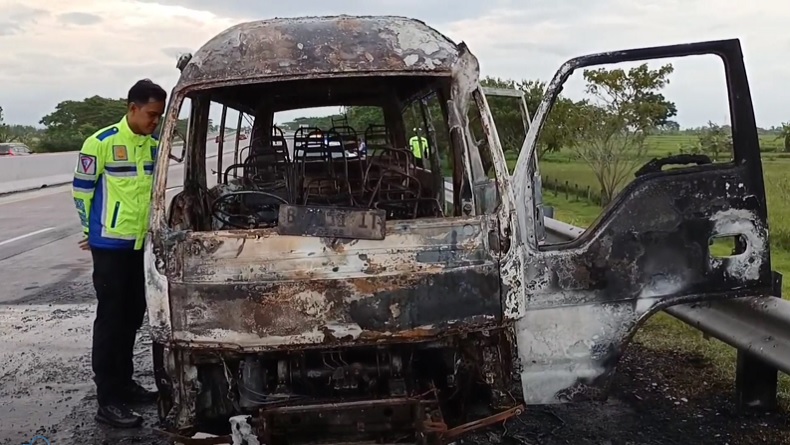 Isuzu Elf Bawa Pemudik Terbakar di Tol Ngawi-Kertosono, Hangus Tersisa Kerangka