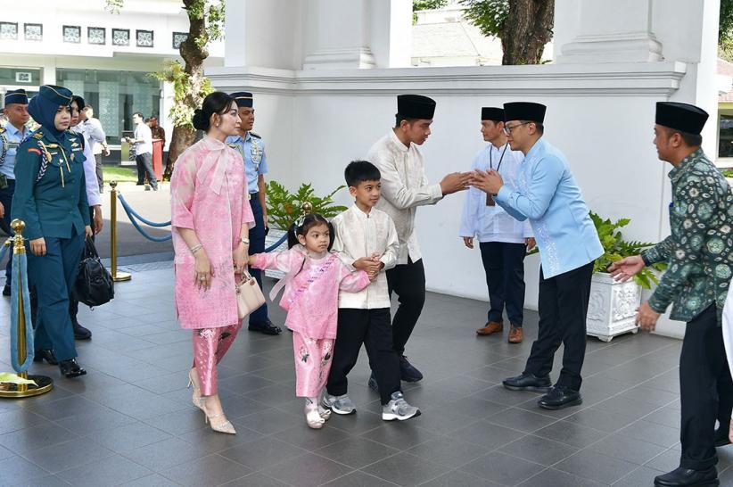 Potret Kompak Keluarga Wapres Gibran Berbusana Serasi saat Open House di Istana - Bagian 2