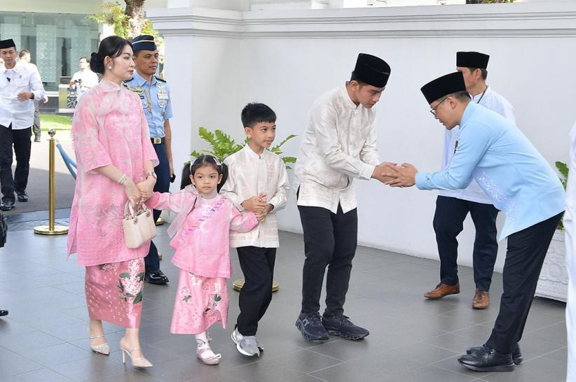 Potret Kompak Keluarga Wapres Gibran Berbusana Serasi saat Open House di Istana - Bagian 1