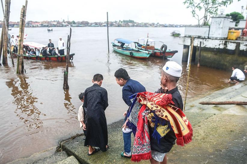 Potret Ribuan Umat Muslim Palembang Salat Idulfitri di Jembatan Ampera - Bagian 5