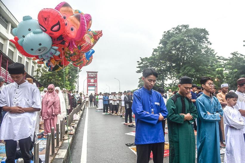 Potret Ribuan Umat Muslim Palembang Salat Idulfitri di Jembatan Ampera - Bagian 1