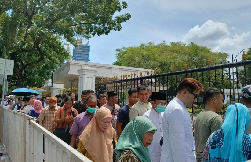 Antusiasme Warga Rela Antre Panjang Demi Bisa Bersalaman dengan Presiden Prabowo - Bagian 1