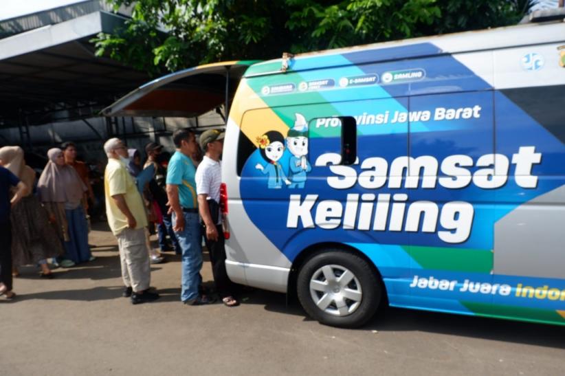Ratusan Warga Antre Panjang Ikuti Pemutihan Pajak Kendaraan di Samsat Cinere - Bagian 5