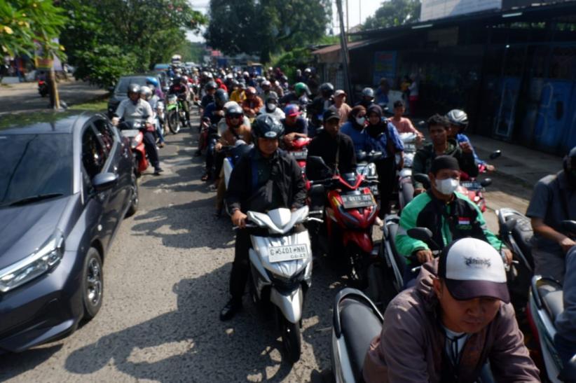 Ratusan Warga Antre Panjang Ikuti Pemutihan Pajak Kendaraan di Samsat Cinere - Bagian 2