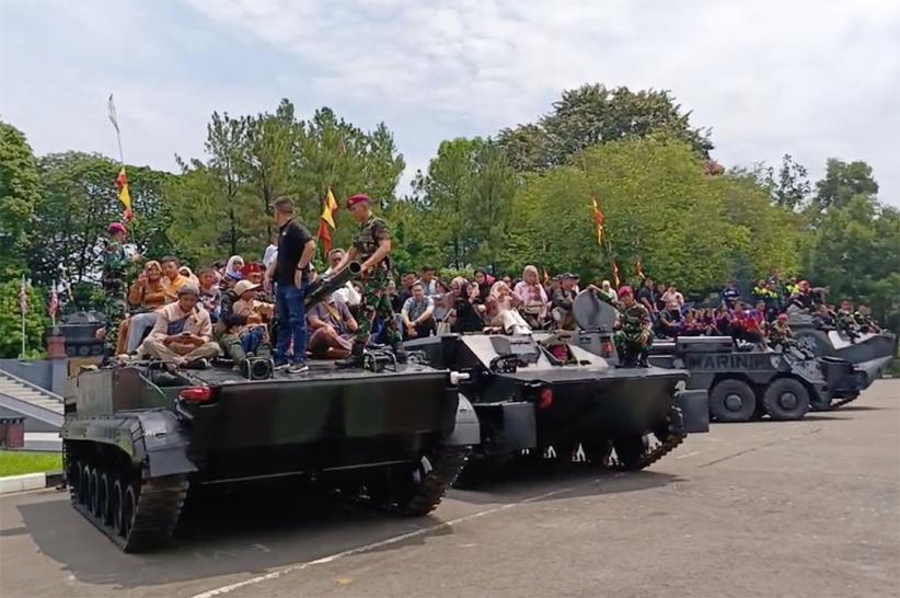 Reuni, Ratusan Mantan Relawan Rumah Sakit Darurat Covid-19 Naik Tank Marinir - Bagian 1