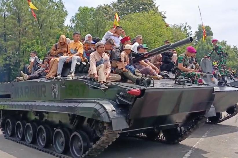 Reuni, Ratusan Mantan Relawan Rumah Sakit Darurat Covid-19 Naik Tank Marinir - Bagian 2