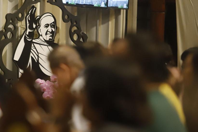 Paus Fransiskus Meninggal, Begini Suasana Haru Menyelimuti Gereja Katedral - Bagian 1