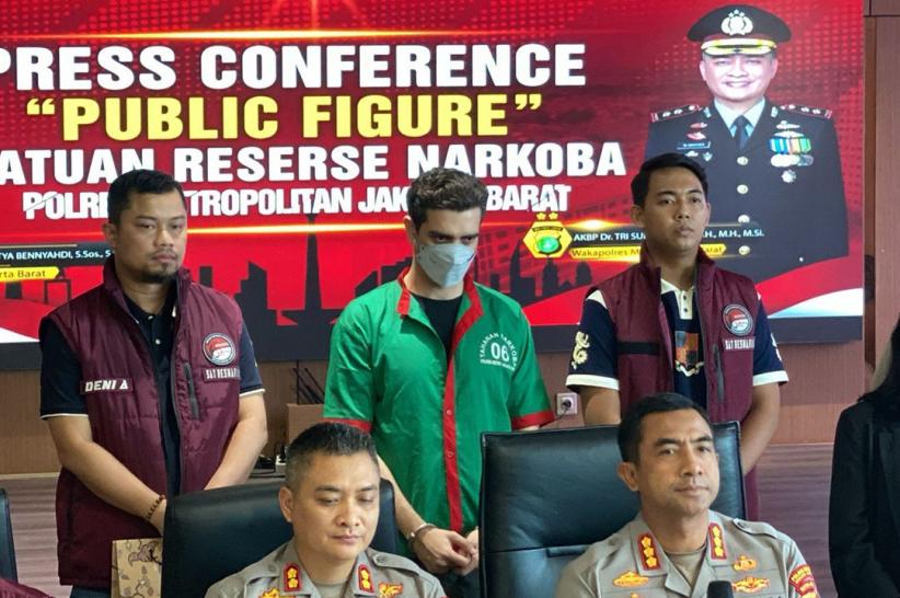 Tampang Fachri Albar Tertunduk Lesu, Diborgol dan Pakai Baju Tahanan Narkoba - Bagian 4