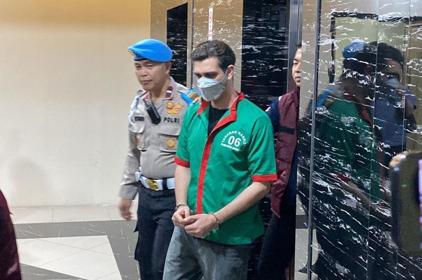 Tampang Fachri Albar Tertunduk Lesu, Diborgol dan Pakai Baju Tahanan Narkoba - Bagian 1