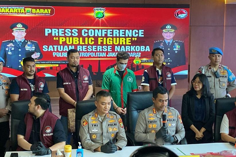 Tampang Fachri Albar Tertunduk Lesu, Diborgol dan Pakai Baju Tahanan Narkoba - Bagian 3