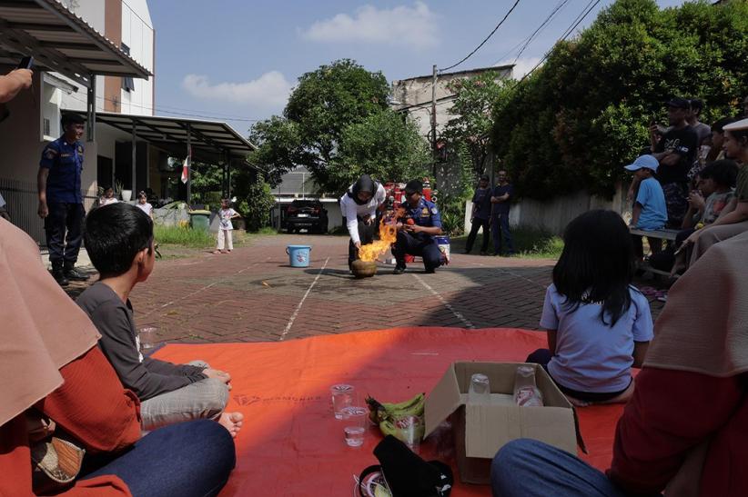 Damkar Depok Edukasi Warga Cinangka: Cegah Ledakan Gas Elpiji 3 Kg! - Bagian 6