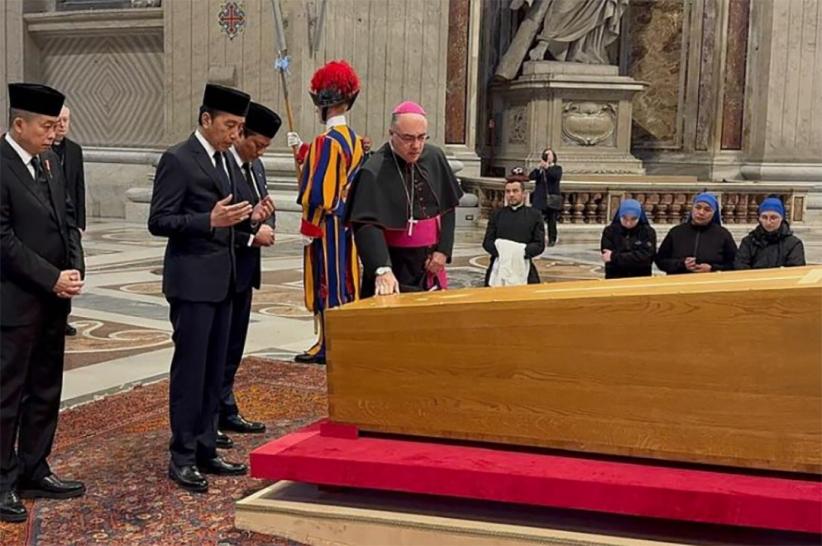 Momen Jokowi Berdoa di Depan Jenazah Paus Fransiskus - Bagian 1