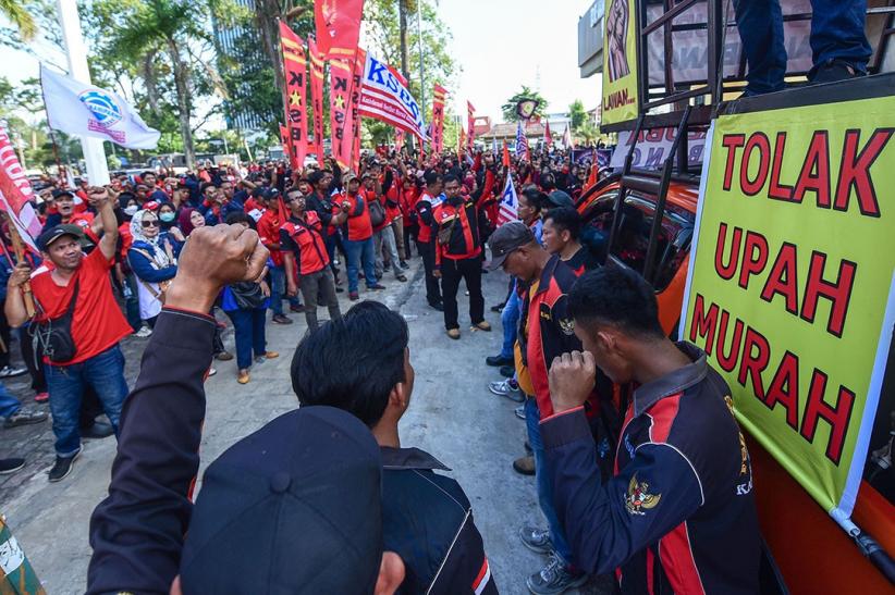 Ribuan Buruh Long March Penuhi Jalanan Kota Palembang - Bagian 3