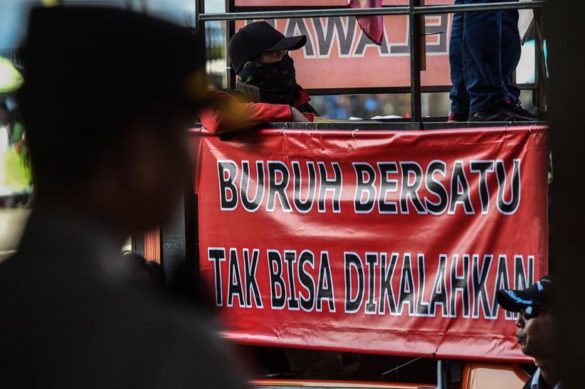Ribuan Buruh Long March Penuhi Jalanan Kota Palembang - Bagian 5