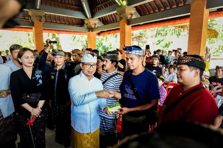 Jelang Hari Galungan, Bupati Badung Serahkan Bansos Rp2 Juta Tiap KK
