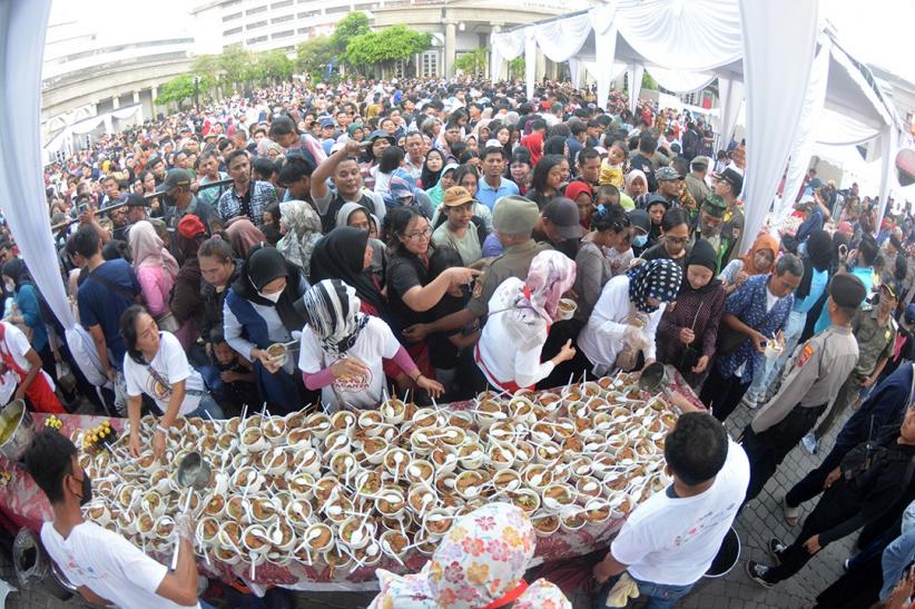 Pecahkan Rekor, Ribuan Mangkok Soto Disajikan di Balai Kota Semarang - Bagian 1