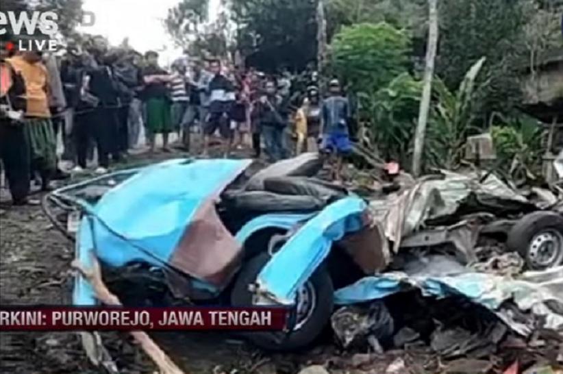 Penampakan Angkot Hancur Ditabrak Truk di Purworejo, 11 Orang Tewas