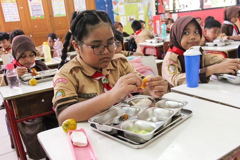 Momen Presiden Prabowo dan Bill Gates Tinjau Makan Bergizi Gratis di Pulogadung - Bagian 8