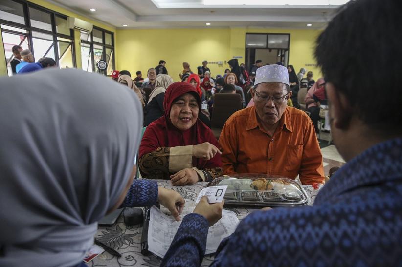 Para Lansia Ramai-Ramai Urus KLG untuk Dapat Fasilitas Transportasi Umum Gratis - Bagian 2