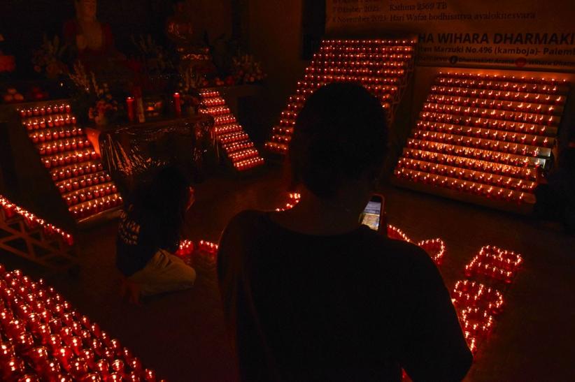Potret Umat Buddha Nyalakan Pelita Waisak 2025 - Bagian 6