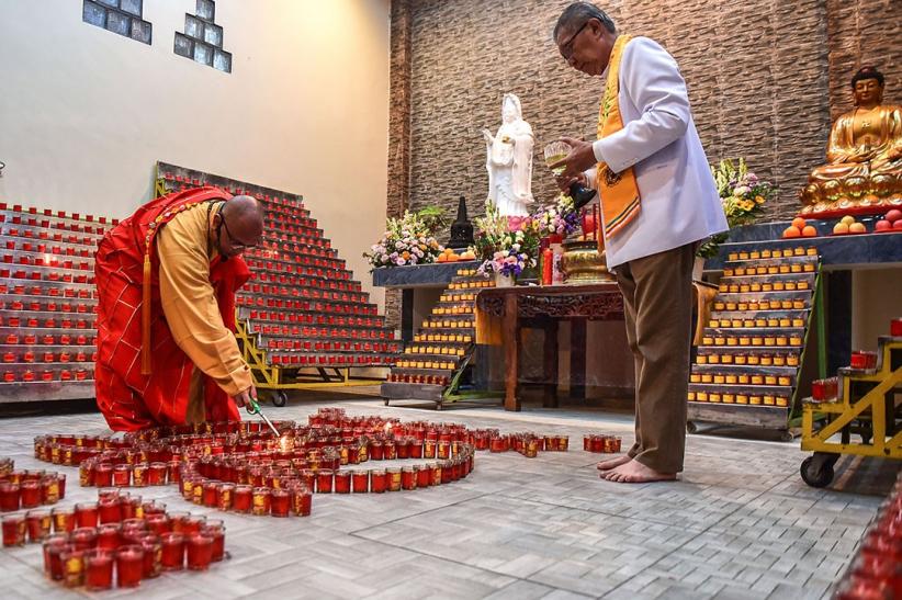 Potret Umat Buddha Nyalakan Pelita Waisak 2025 - Bagian 5