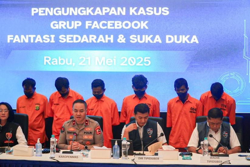 Penampakan 6 Tersangka Grup Facebook Fantasi Sedarah - Bagian 1