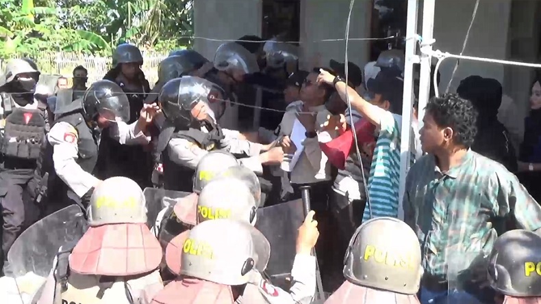 Eksekusi Lahan di Takalar Ricuh, Massa Tergugat dan Polisi Bentrok