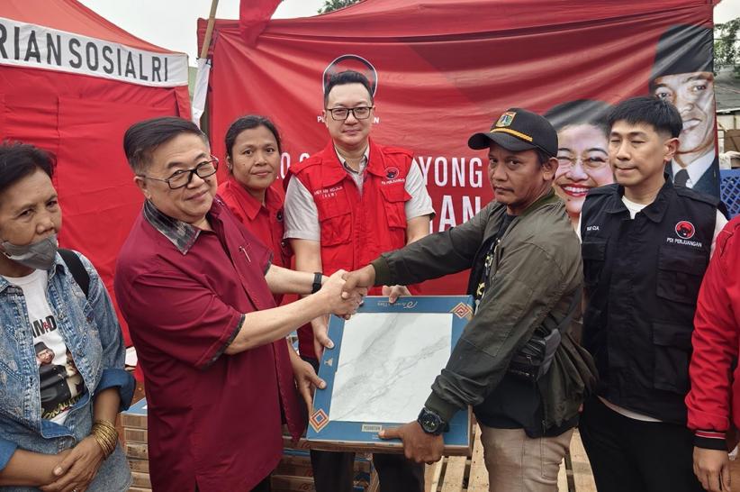 Penyerahan Bantuan untuk Korban Kebakaran Kapuk Muara  - Bagian 1