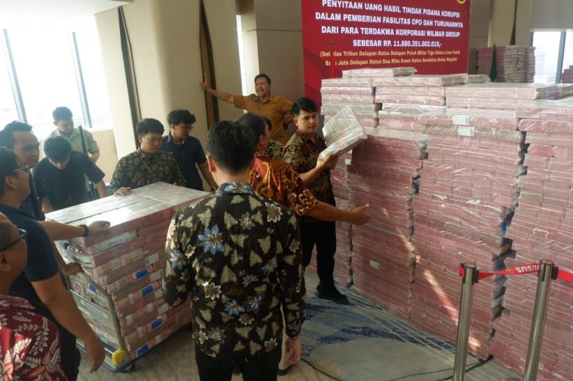 Penampakan Uang Rp11 Triliun Disita Kejagung dari 5 Terdakwa Kasus Korupsi CPO   - Bagian 3
