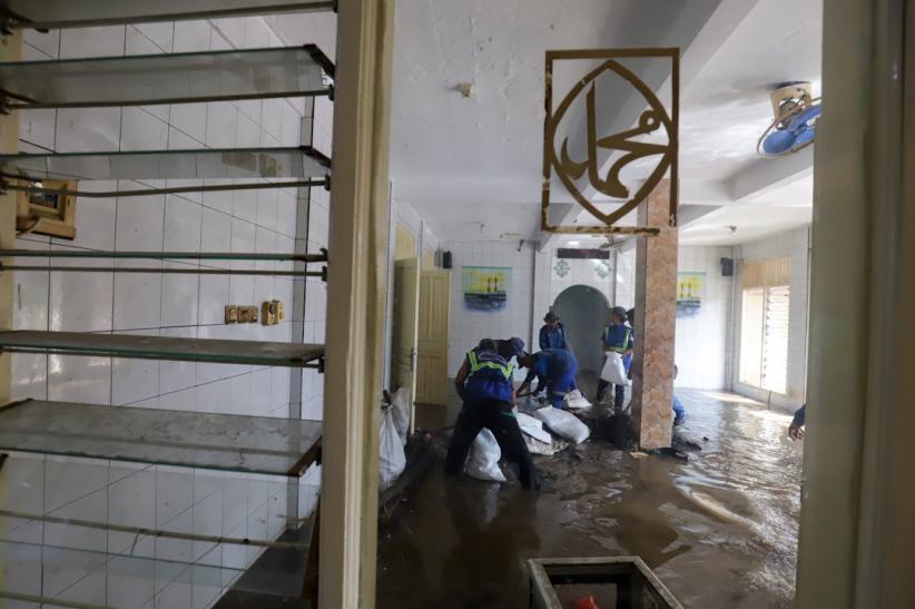 Tembok Mushola Jebol Diterjang Air Kali Pulo, Banjir Capai Satu Meter di Jati Padang - Bagian 3
