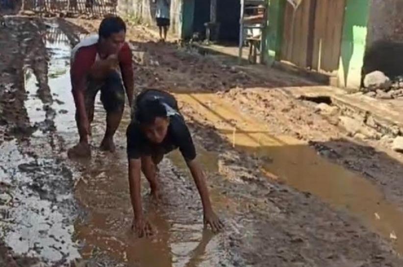 15 Tahun Jalan Rusak dan Berlumpur, Warga Cirebon Protes hingga Gelar Aksi Blokade