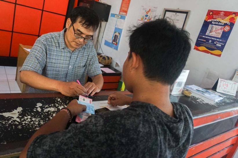 Potret Warga Ambil BSU Rp600.000 di Kantor Pos - Bagian 5