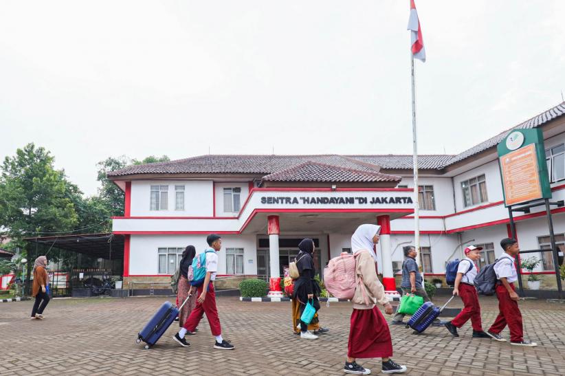 Tangis Orang Tua Pecah Melepas Anak Ikuti Sekolah Rakyat - Bagian 3