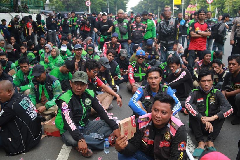 Ratusan Driver Ojol Demo Tolak Wacana Potongan Komisi 10 Persen - Bagian 2