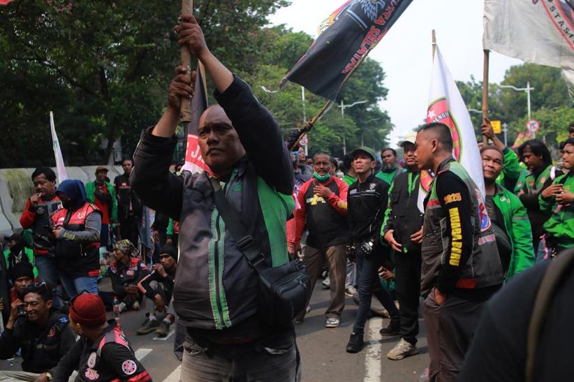 Ratusan Driver Ojol Demo Tolak Wacana Potongan Komisi 10 Persen - Bagian 3