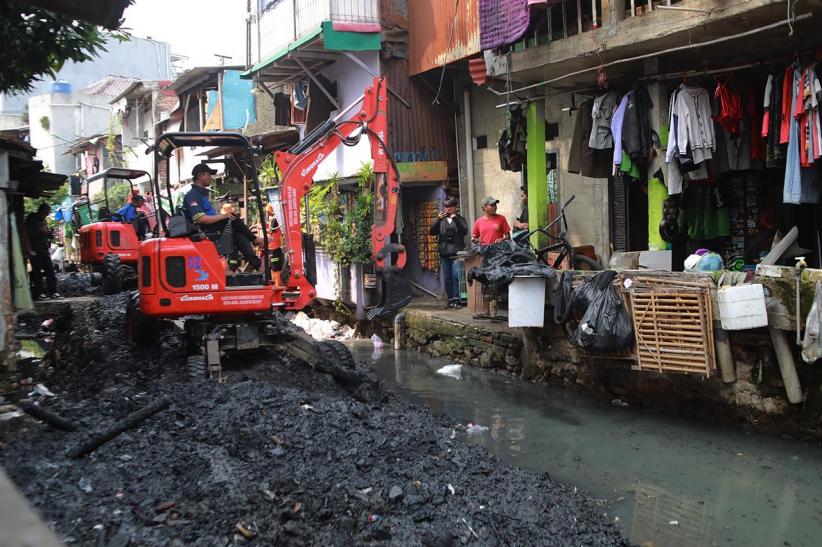 Kali Krukut Penuh Lumpur, Alat Berat Diterjunkan untuk Pengerukan - Bagian 1
