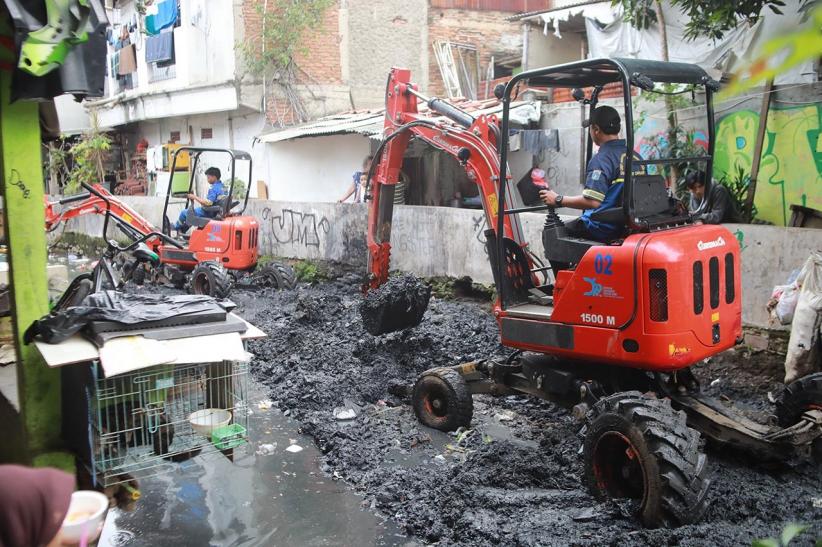 Kali Krukut Penuh Lumpur, Alat Berat Diterjunkan untuk Pengerukan - Bagian 3