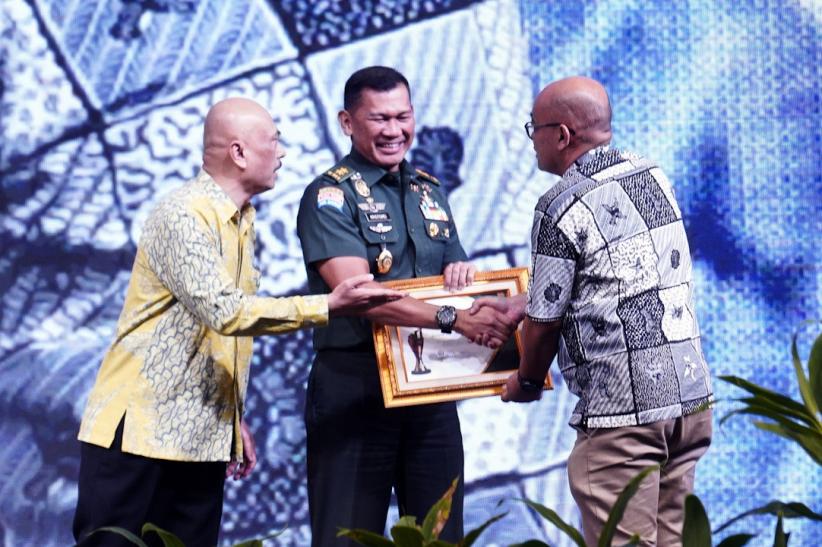 Pemimpin Visioner, Panglima TNI Raih Penghargaan Pimred Award 2025 - Bagian 1