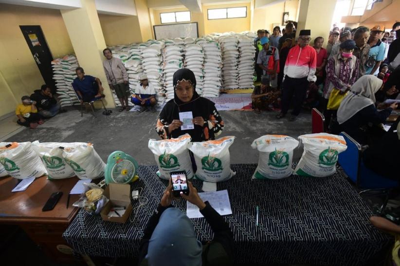 Potret Warga Depok Dapat Bantuan Pangan Berupa Beras 20 Kg - Bagian 1