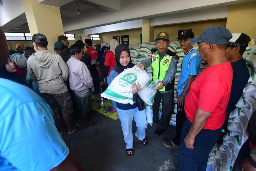 Potret Warga Depok Dapat Bantuan Pangan Berupa Beras 20 Kg - Bagian 2