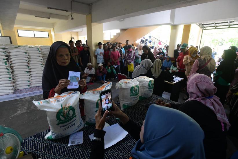 Potret Warga Depok Dapat Bantuan Pangan Berupa Beras 20 Kg - Bagian 3